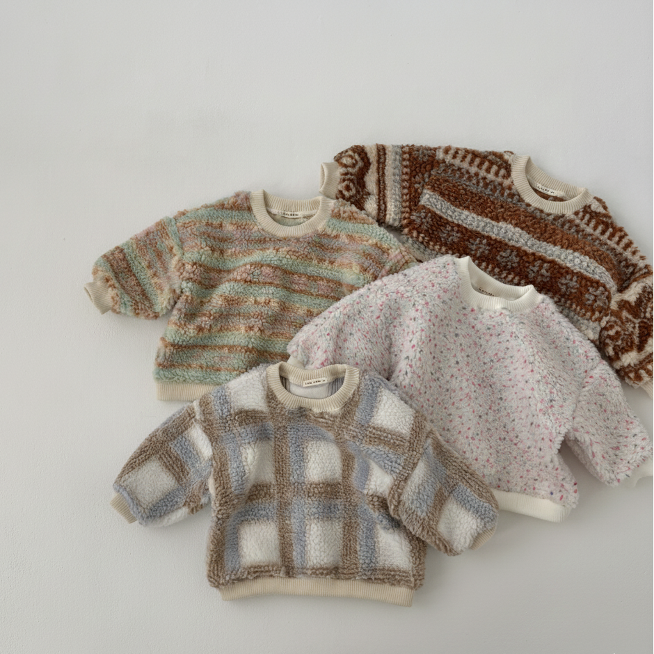 Close-up of Loa Daisy kids winter dumble sweaters in different colors and patterns.